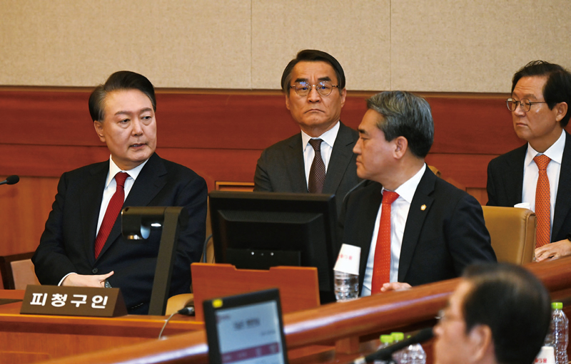 윤석열 대통령 탄핵심판 6차 변론이 열린 2월6일 서울 종로구 헌법재판소 대심판정에서 윤 대통령이 변호인단과 대화하고 있다. ⓒ사진공동취재단