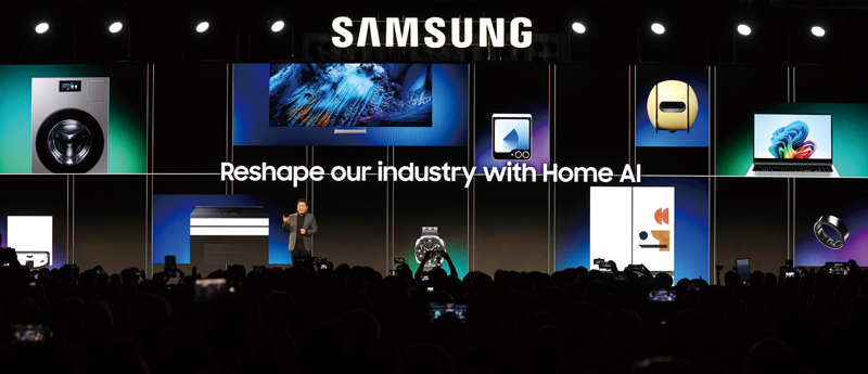 세계 최대 가전·정보기술(IT) 전시회 CES 2025 개막을 하루 앞둔 1월6일(현지시간) 미국 네바다주 라스베이거스 만달레이베이 컨벤션센터에서 열린 삼성전자 프레스 컨퍼런스에서 한종희 삼성전자 디바이스경험(DX) 부문장(부회장)이 ‘모두를 위한 AI: 경험과 혁신의 확장’(AI for All: Everyday, Everywhere)을 주제로 기조연설을 하고 있다. ⓒ연합뉴스