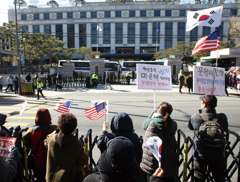 헌법재판소가 마은혁 재판관 미임명에 관한 권한쟁의심판 선고를 연기했던 2월3일 헌재 앞에서 윤석열 대통령 지지자들이 시위를 하고 있다. ⓒ시사저널 임준성