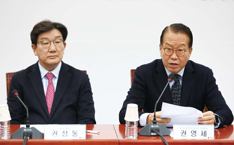 국민의힘 권영세 비상대책위원장(오른쪽)이 1월23일 국회에서 열린 비상대책위원회의에서 발언하고 있다. 왼쪽은 권성동 원내대표 ⓒ시사저널 박은숙