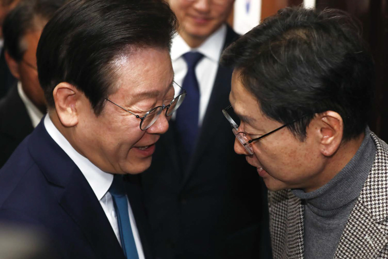 독일에서 귀국한 김경수 전 경남지사가 2024년 12월5일 국회에서 이재명 더불어민주당 대표와 접견을 마치고 인사하고 있다. ⓒ시사저널 박은숙