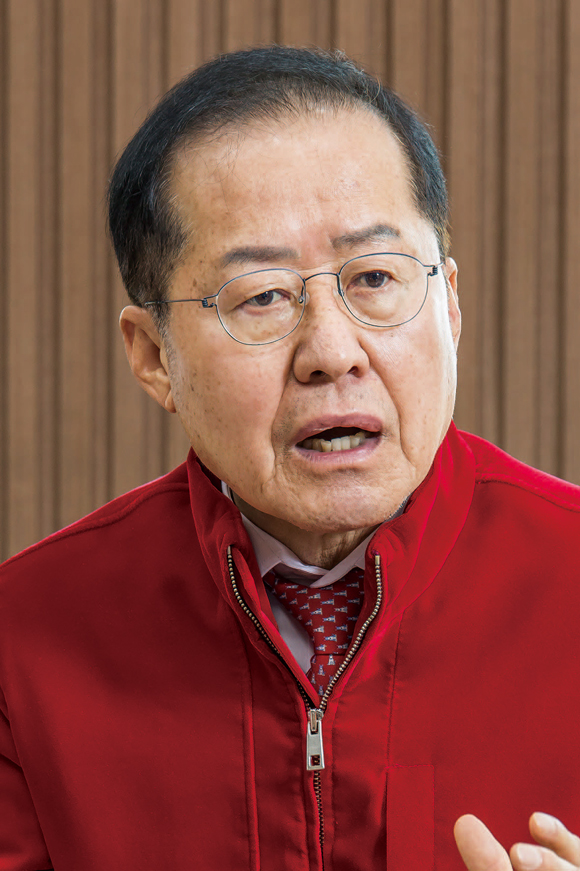 홍준표 대구시장이 2월4일 대구시청 시장 접견실에서 시사저널과 인터뷰하고 있다. ⓒ시사저널 최준필
