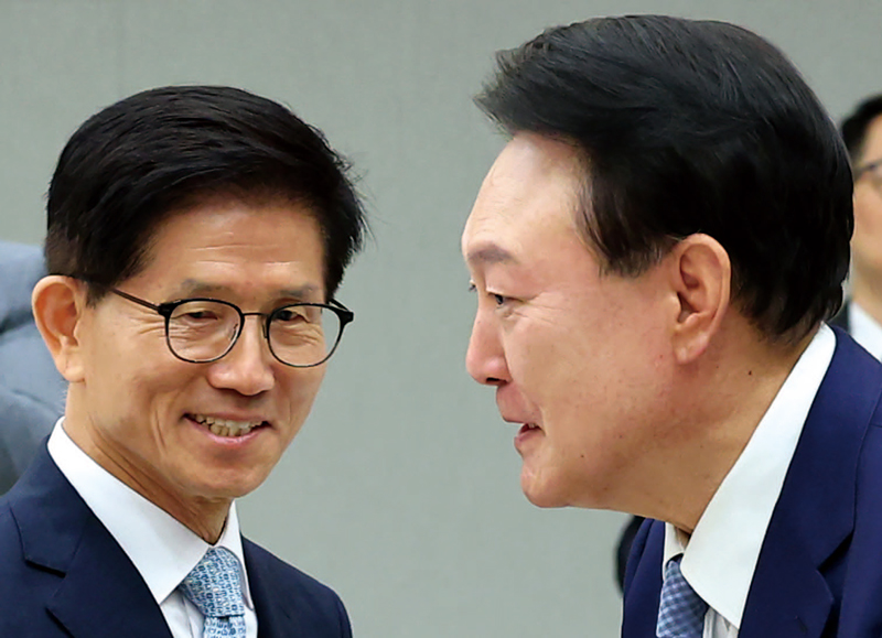 윤석열 대통령이 2024년 8월30일 서울 용산 대통령실 청사에서 열린 고용노동부 장관 임명장 수여식에 참석해 김문수 고용노동부 장관과 인사하고 있다. ⓒ연합뉴스