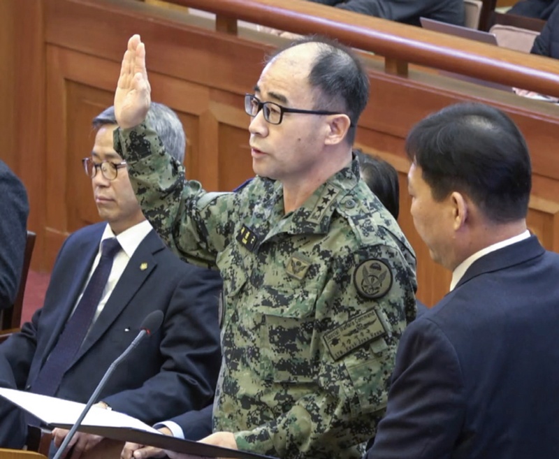 곽종근 전 육군 특수전사령관이 2월6일 헌법재판소에서 열린 윤석열 대통령 탄핵심판 6차 변론에 증인으로 출석해 선서하고 있다. ⓒ연합뉴스