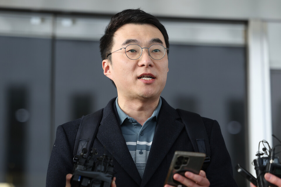 거액의 가상자산(코인) 보유 사실을 숨기려 국회에 허위 재산 신고를 한 혐의로 기소된 김남국 전 의원이 2월10일 서울남부지법에서 열린 1심 선고에서 무죄를 받은 뒤 입장을 밝히고 있다. ⓒ 연합뉴스