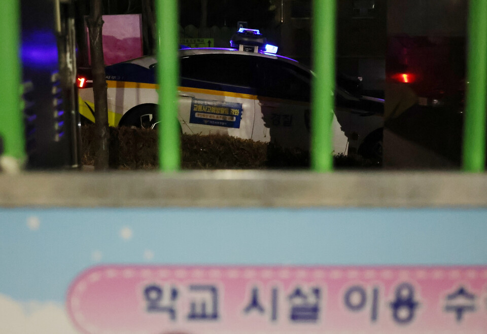 40대 교사가 1학년 초등생을 살해하는 사건이 발생한 2월10일 오후  대전 서구의 초등학교 내에 경찰차가 주차돼 있다. ⓒ 연합뉴스
