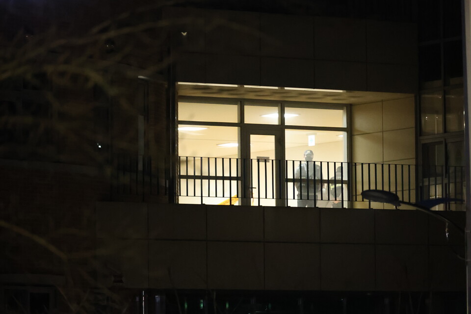 경찰이 2월10일 오후 1학년 초등생이 40대 여교사에 의해 살해되는 사건이 발생한 대전 서구 한 초등학교에서 시청각실에서 현장검증을 하고 있다. ⓒ 연합뉴스