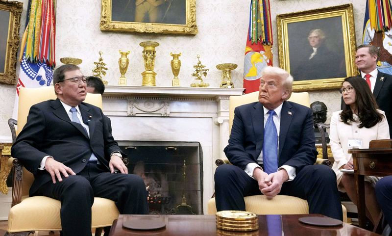 2월7일 이시바 일본 총리(왼쪽)가 도널드 트럼프 미국 대통령과 워싱턴 백악관에서 회담을 하고 있다. ⓒKyodo 연합