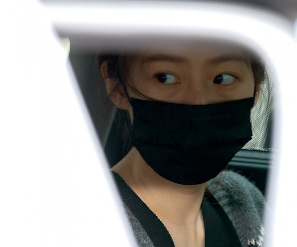 배우 김새론이 음주운전을 하다 가로수와 변압기 등을 들이받은 사고를 낸 혐의와 관련해 2023년 3월8일 오전 서울 서초구 서울중앙지법에서 열린 첫 번째 1심 공판을 마친 뒤 차량에 탑승해 있다. ⓒ연합뉴스