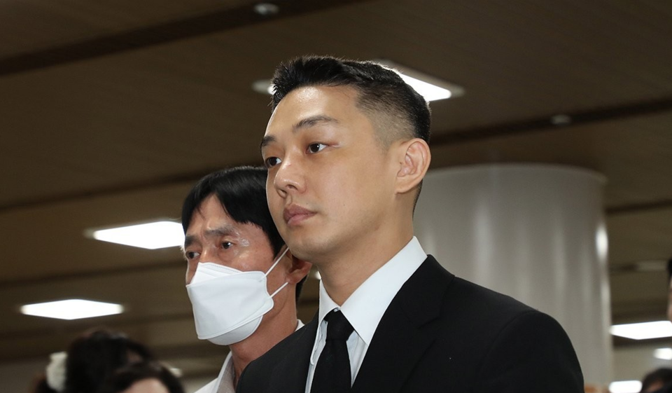 상습 마약 투약 혐의로 기소된 배우 유아인(본명 엄홍식)이 지난해 9월3일 서울 서초구 중앙지법에서 열린 1심 선고기일에 출석하고 있다. ⓒ연합뉴스