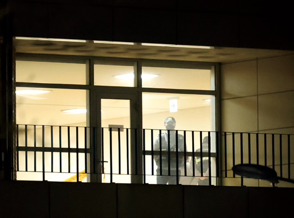 경찰이 사건이 일어난 초등학교 시청각실에서 현장 조사를 벌이고 있다. ⓒ연합뉴스