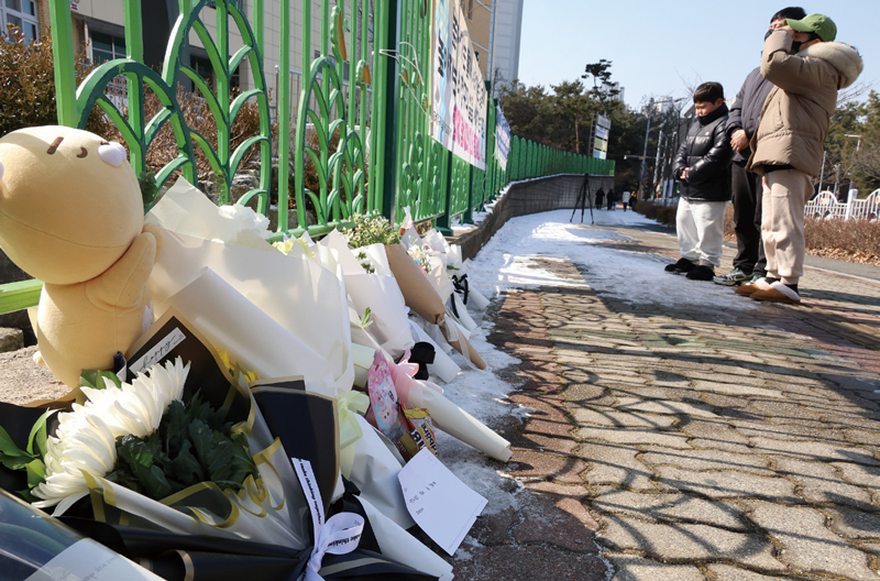 한 학부모가 사건이 일어난 초등학교 담장 앞에서 어린 자녀와 함께 김하늘양을 추모하고 있다. ⓒ연합뉴스