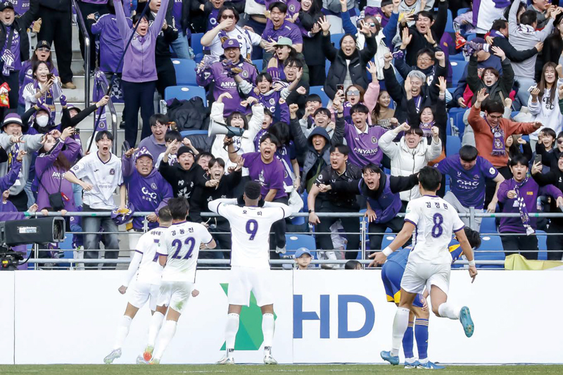 2월16일 울산 문수축구경기장에서 열린 프로축구 ‘하나은행 K리그1 2025’ 1라운드 개막전 울산 HD현대와 FC안양의 경기에서 안양 모따가 후반 추가시간에서 결승골을 성공시킨 뒤 관중들과 기쁨을 나누고 있다. ⓒ뉴스1