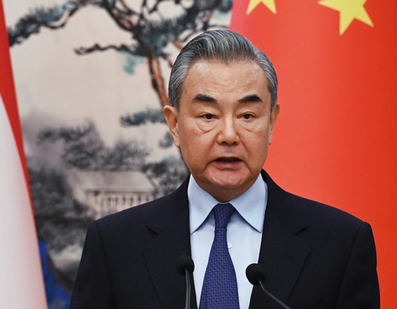 2024년 12월13일 왕이 중국 외교부장이 베이징 댜오위타이 국가손님관에서 브리핑하고 있다. ⓒAP 연합