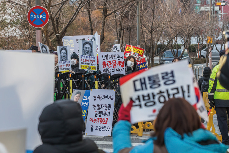 2월18일 문형배 헌법재판소장 권한대행 자택 앞에서 열린 탄핵 반대 집회 ⓒ시사저널 최준필