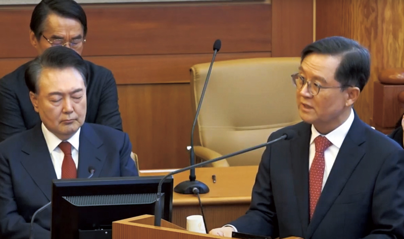 2월13일 헌법재판소에서 열린 윤석열 대통령 탄핵심판 8차 변론에서 윤갑근 변호사(오른쪽)가 “지금과 같은 심리가 계속되면 대리인단은 중대한 결심을 할 수밖에 없다”는 발언을 하고 있다. ⓒ유튜브 화면캡처