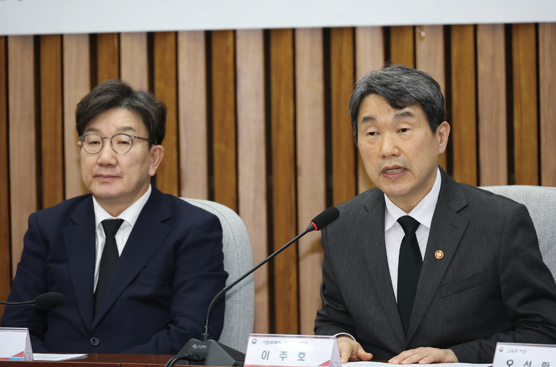 2월17일 국회에서 고 김하늘양 피살 사건과 관련한 재발 방지책을 논의하기 위해 열린 학교 안전 강화를 위한 당정협의회에서 이주호 부총리 겸 교육부 장관이 발언하고 있다. ⓒ연합뉴스