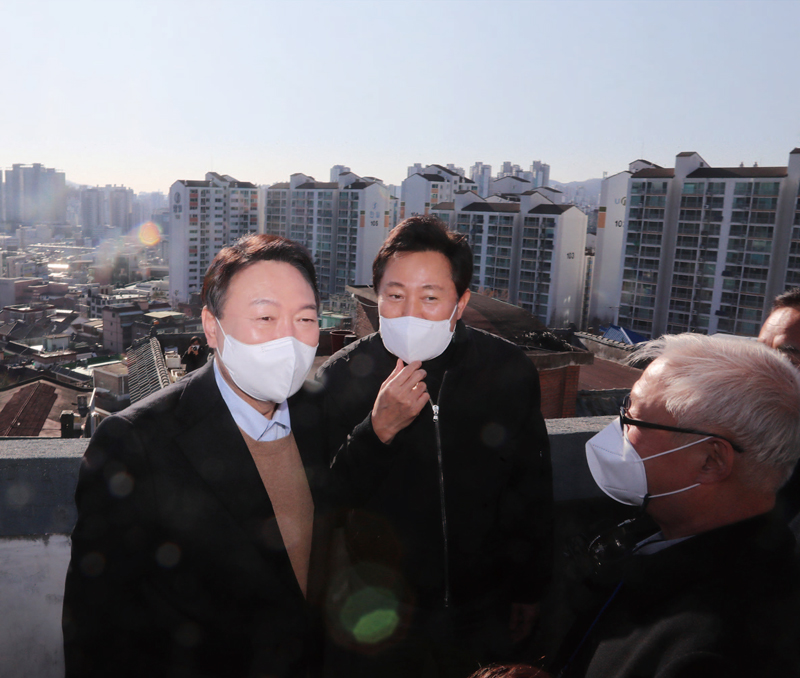 2021년 12월13일 서울 미아동 재건축 정비구역을 찾은 윤석열 당시 국민의힘 대선후보(왼쪽)와 오세훈 서울시장 ⓒ국회사진취재단