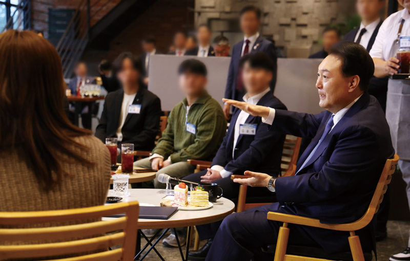 윤 대통령이 2024년 1월19일 강릉의 한 카페에서 강원 지역 청년들과 대화하고 있다. ⓒ연합뉴스