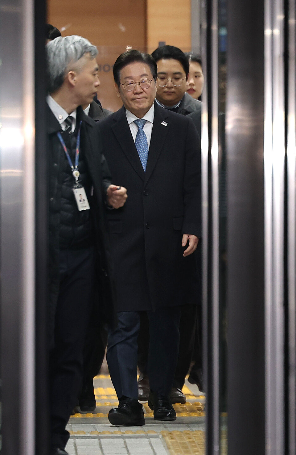 이재명 더불어민주당 대표가 2월26일 서울고등법원에서 열린 공직선거법 위반 혐의 사건 2심 결심 공판을 마친 뒤 법정을 나서고 있다. ⓒ 연합뉴스