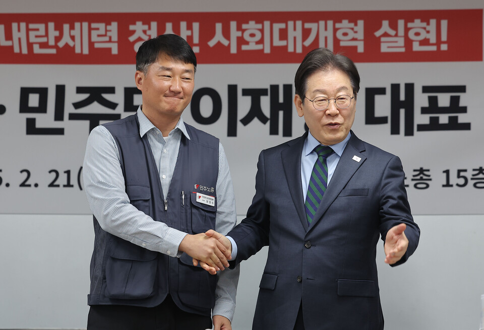 이재명 더불어민주당 대표와 전국민주노동조합총연맹 양경수 위원장이 21일 서울 중구 민주노총 사무실에서 열린 민주당-민주노총 간담회에서 악수를 나누고 있다. ⓒ연합뉴스