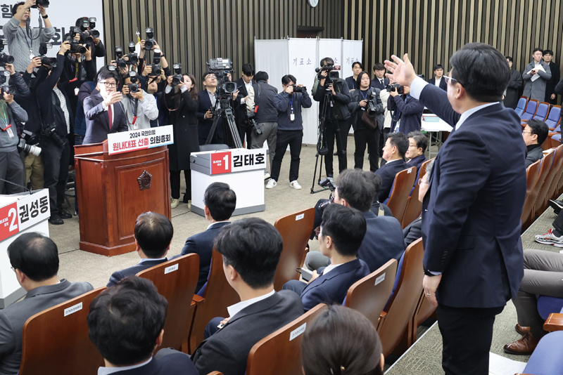 2024년 12월12일 서울 여의도 국회에서 열린 국민의힘 의원총회에서 윤석열 대통령 대국민 담화를 비판한 한동훈 대표가 친윤계 의원인 강명구 의원(맨 오른쪽)으로부터 강한 항의를 받고 있다. ⓒ연합뉴스