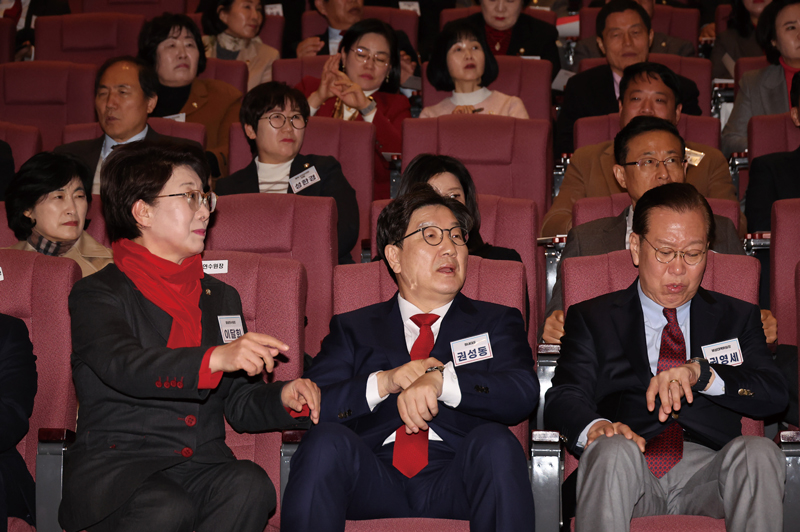 국민의힘 권영세 비상대책위원장(오른쪽), 권성동 원내대표가 2월26일 충남 천안 재능교육연수원에서 열린 ‘충청·호남권 광역·기초의원 연수’에 참석해 시계를 보고 있다. ⓒ연합뉴스