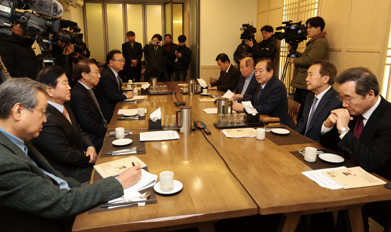 전 국회의장·국무총리·당대표로 구성된 ‘나라를 걱정하는 원로모임’ 제3차 간담회가 2월3일 서울 여의도 한 음식점에서 열렸다. 이들은 정치권에 탄핵심판이나 조기 대선보다도 개헌이 먼저 이뤄져야 한다고 촉구하고 있다. 맨 오른쪽에 앉은 이낙연 전 총리 ⓒ연합뉴스