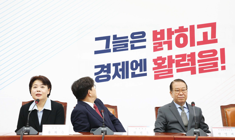 국민의힘 윤희숙 여의도연구원장 겸 경제활력민생특위 위원장(맨 왼쪽)이 1월21일 국회에서 열린 경제활력민생특별위원회 1차 전체회의에서 발언하고 있다 ⓒ시사저널 박은숙