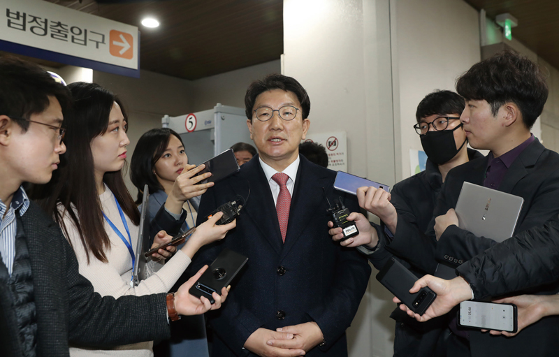 2023년 2월13일 권성동 당시 자유한국당 의원이 서울고등법원에서 열린 강원랜드 채용 비리 의혹 관련 항소심 선고공판에서 무죄 판결을 받고 입장을 밝히고 있다. ⓒ연합뉴스