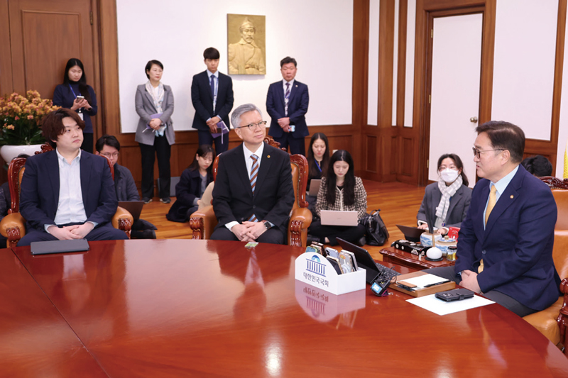 우원식 국회의장이 2월17일 서울 여의도 국회 집무실에서 김택우 대한의사협회장(가운데), 박단 대한전공의협의회 비상대책위원장(왼쪽)과 간담회를 하고 있다. ⓒ연합뉴스