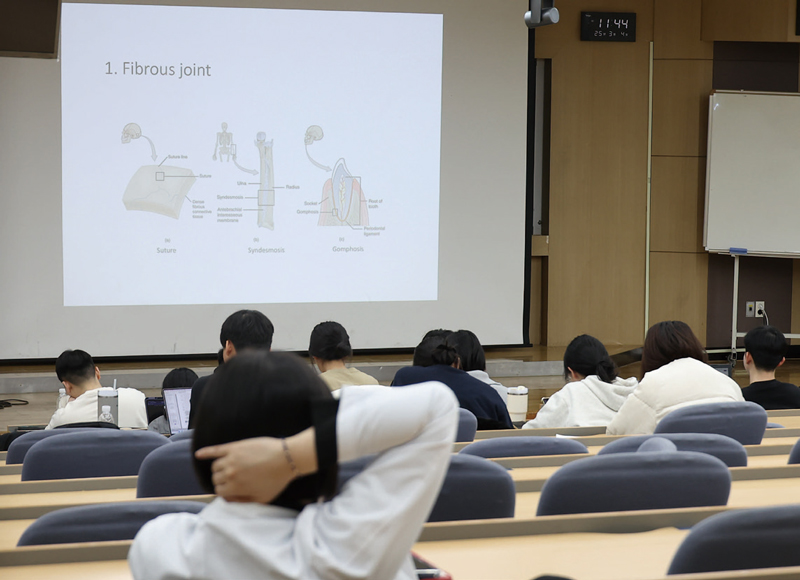 서울 한 의과대학 강의실에서 수업이 진행되고 있는 모습(오른쪽 사진) ⓒ연합뉴스