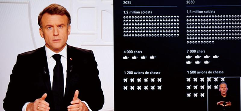 3월5일 에마뉘엘 마크롱 프랑스 대통령이 러시아의 예상 전력 상황을 보여주는 그래프 옆에서 프랑스 TV 생방송 인터뷰를 진행하고 있다. ⓒAP 연합