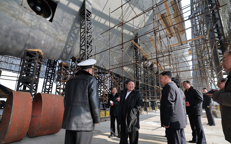 김정은 북한 국무위원장이 핵 추진 잠수함 건조 실태를 시찰했다고 조선중앙통신이 3월8일 보도했다. ⓒ조선중앙통신 연합