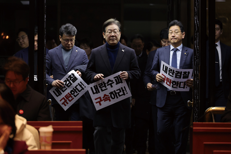 이재명 더불어민주당 대표(가운데)가 3월8일 서울 여의도 국회에서 속개된 비상의원총회에 굳은 표정으로 참석하고 있다. ⓒ연합뉴스