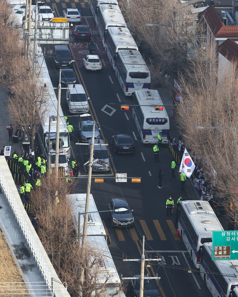 3월13일 서울 종로구 헌법재판소 앞에 경찰 기동대버스들이 주차돼 있다. ⓒ 연합뉴스