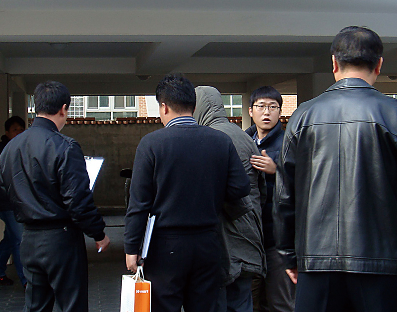 2011년 11월25일 구의동 자택에서 지군에 대한 현장검증이 실시되고 있다. ⓒ연합뉴스