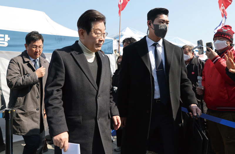 양복 안에 방탄복을 껴입은 이재명 더불어민주당 대표가 3월19일 서울 광화문 인근 민주당 천막농성장에서 열린 현장 최고위원회의를 마친 후 차량으로 이동하고 있다. ⓒ국회사진취재단