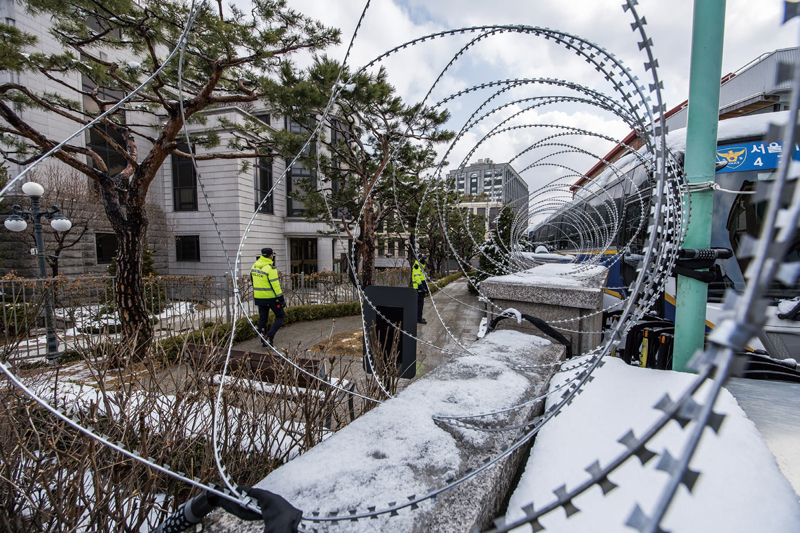 윤석열 대통령 탄핵심판 사건이 헌법재판소에 접수된 지 94일째인 3월18일 서울 종로구 헌재 담장에 철조망이 설치돼 있다. ⓒ시사저널 최준필