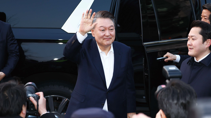 서울구치소에서 석방된 윤석열 대통령이 3월8일 서울 한남동 관저 앞에 도착해 차량에서 내려 지지자들을 향해 인사하고 있다. ⓒ연합뉴스