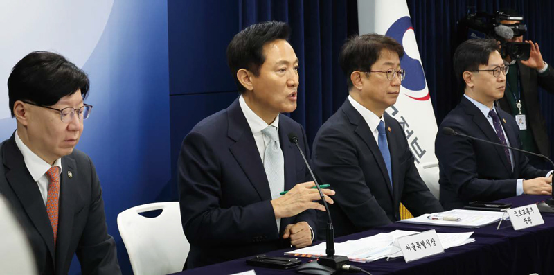 오세훈 서울시장이 3월19일 서울 종로구 정부서울청사에서 열린 주택시장 안정화 방안 발표에서 기자의 질문에 답하고 있다. 왼쪽부터 김소영 금융위 부위원장, 오 시장, 박상우 국토부 장관, 김범석 기재부 차관 ⓒ연합뉴스