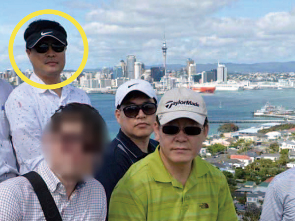 이재명 대표가 2015년 해외출장 중 고(故) 김문기 전 성남도시개발공사 개발1처장(노란 원)과 함께 찍은 사진 ⓒyoutube 화면캡처