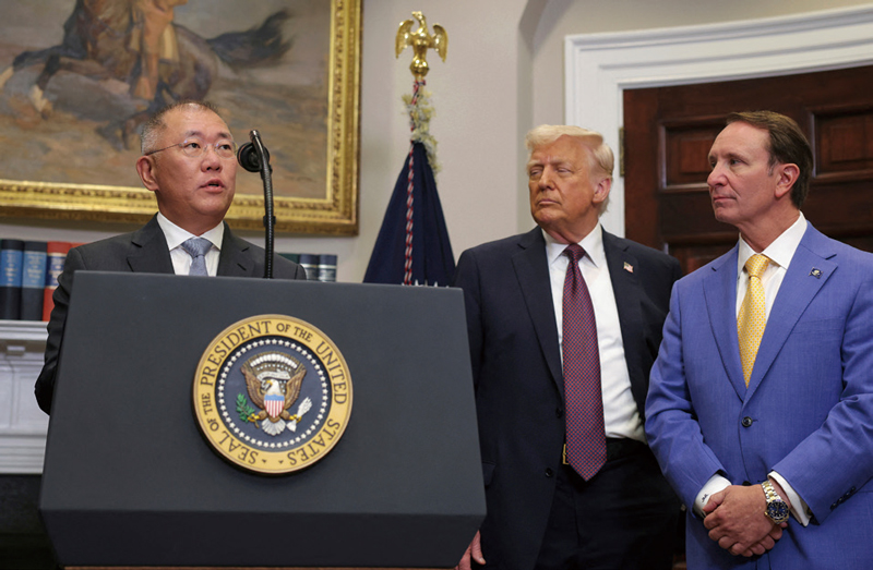 3월24일 정의선 현대자동차그룹 회장(왼쪽)이 워싱턴 백악관 루스벨트룸에서 발언하는 가운데, 도널드 트럼프 대통령과 루이지애나 주지사 제프 랜드리(맨 오른쪽)가 함께 서 있다. ⓒAP 연합