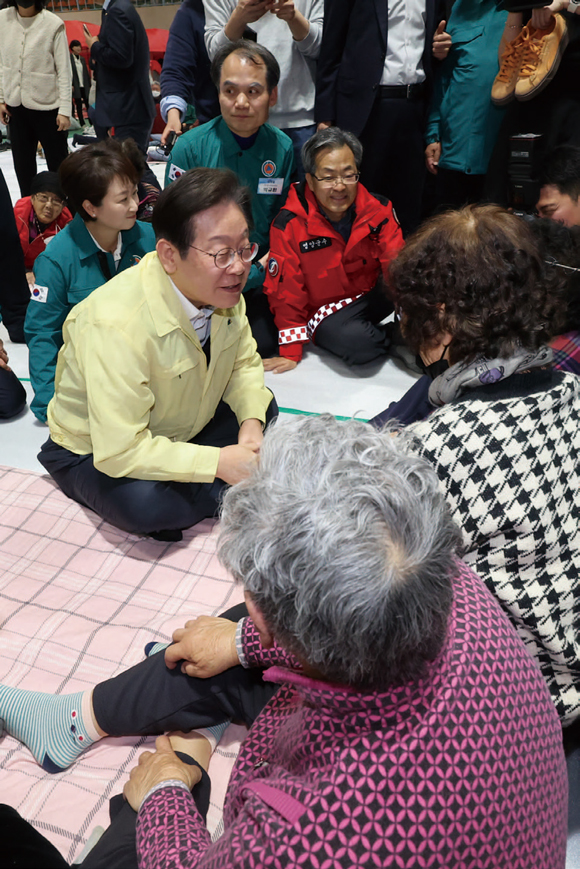 이재명 더불어민주당 대표가 3월27일 경북 영양군문화체육센터에 마련된 이재민 대피소를 방문해 영양 산불 피해 주민들을 위로하고 있다. ⓒ연합뉴스