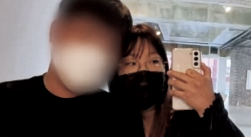 범인 심씨(왼쪽)와 피해자 이씨가 생전 다정하게 사진 찍는 모습 ⓒJTBC 방송 화면 캡쳐