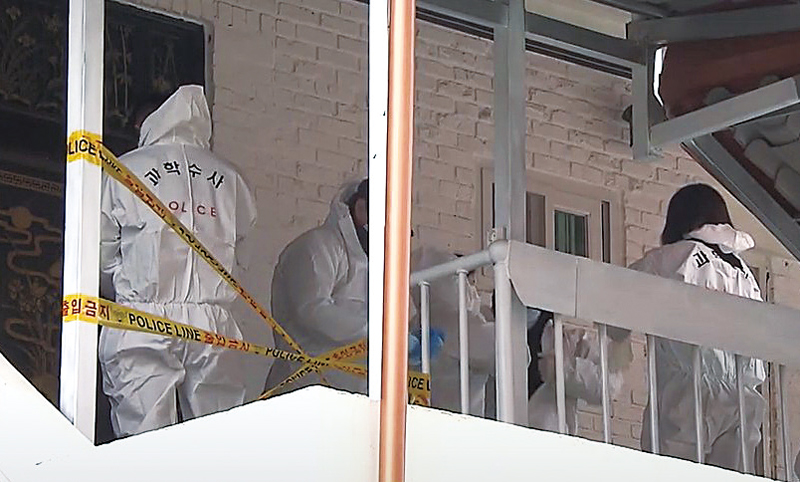 예비신부가 살해된 춘천의 한 주택에서 경찰이 현장감식을 하고 있다. ⓒKBS 방송 화면 캡쳐