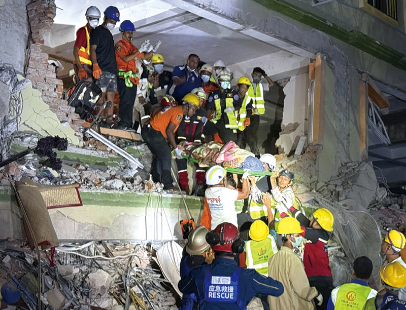 3월30일 미얀마 만달레이에서 발생한 지진으로 붕괴된 아파트 건물에서 임신한 여성이 구조되었다. ⓒKyodo 연합