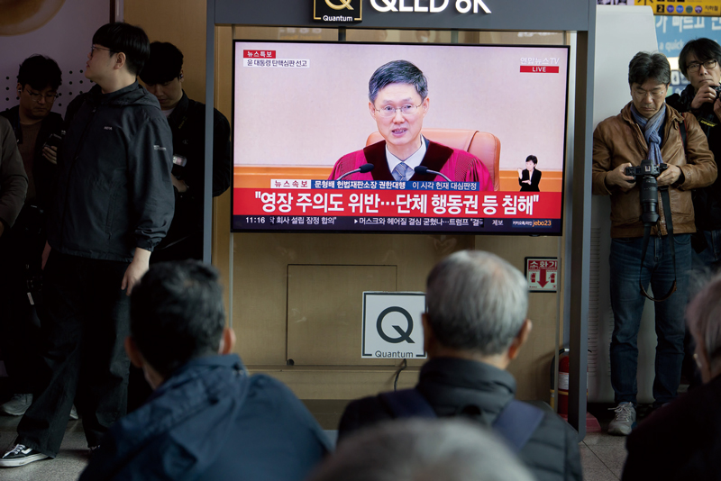 시민들이 4월4일 오전 11시 헌법재판소에서 열린 윤석열 대통령 탄핵심판 선고를 서울역에 마련된 TV로 관심있게 지켜보고 있다. ⓒ시사저널 이종현