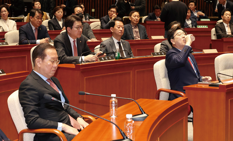 국민의힘 권영세 비상대책위원장과 권성동 원내대표 등 의원들이 헌재의 윤석열 전 대통령에 대한 탄핵이 인용된 4월4일 서울 여의도 국회에서 열린 긴급 의원총회에 자리하고 있다. ⓒ연합뉴스