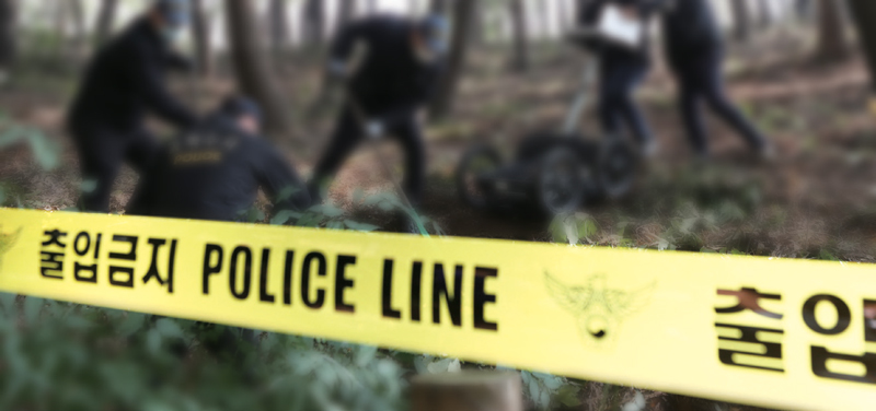 시신이 발견된 곳에서 현장감식을 하고 있는 경찰 ⓒ연합뉴스